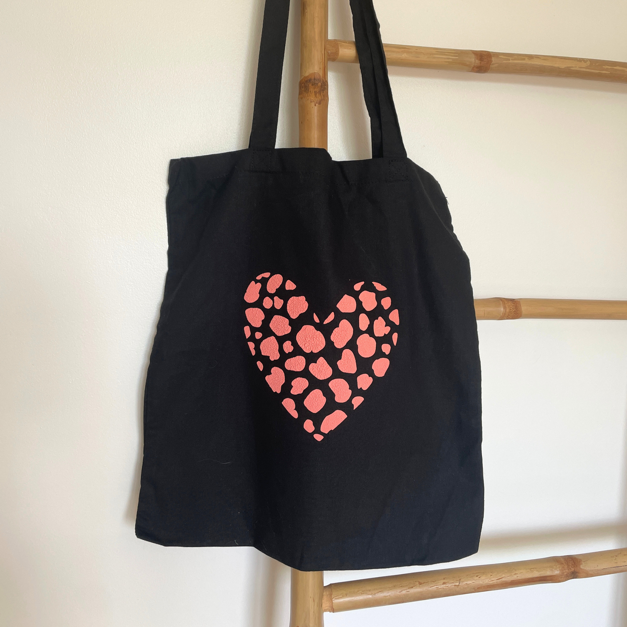 atelier-naholi-tote-bag-coeur-rose-l-opard-sac-noir-imparfait image 1