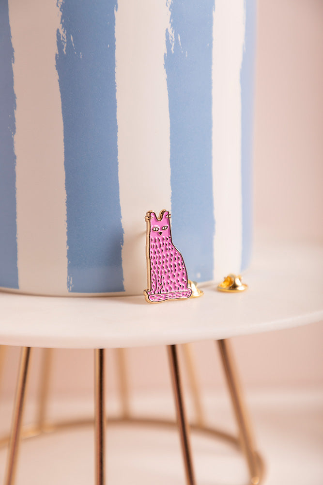 all-the-way-to-say-holly-the-cat-pin-s-chat-dor-23-mm image 2