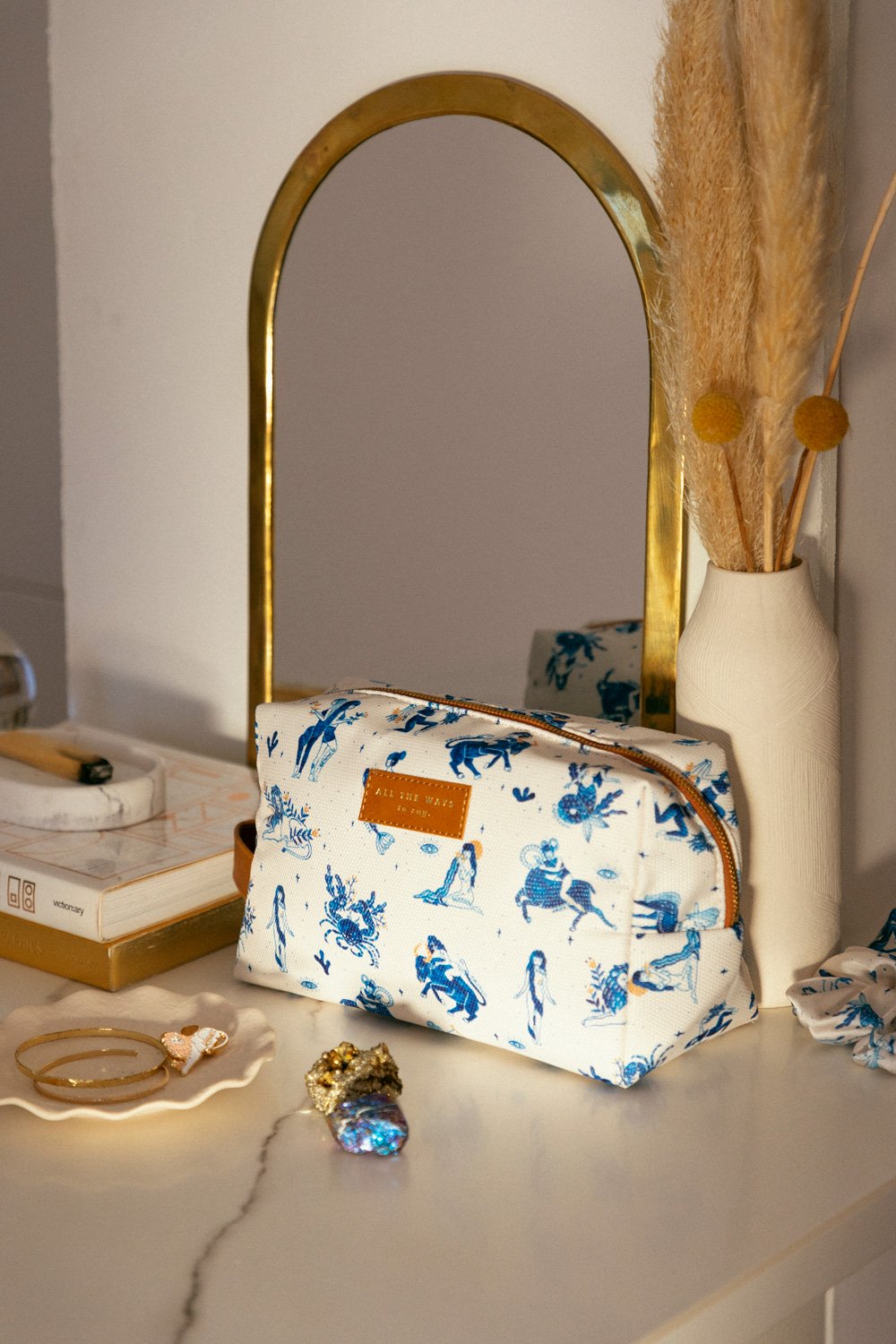 all-the-ways-to-say-astro-trousse-de-toilette-bleu-24-cm image 2