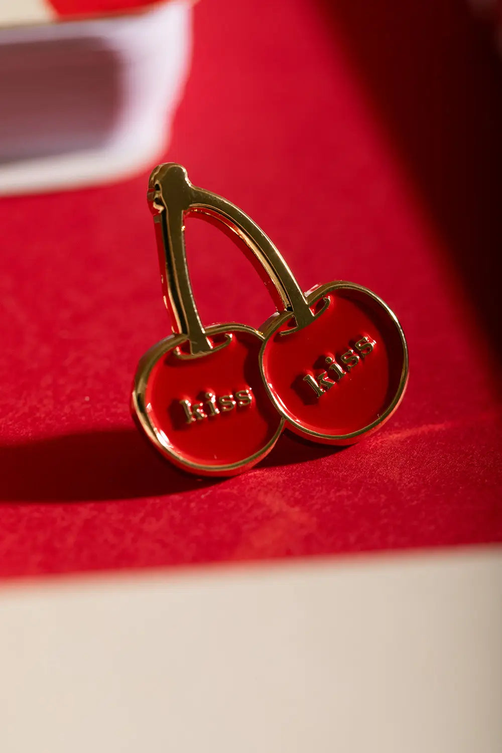 all-the-ways-to-say-kiss-kiss-pin-s-cerises-mail-dor-23-mm image 3