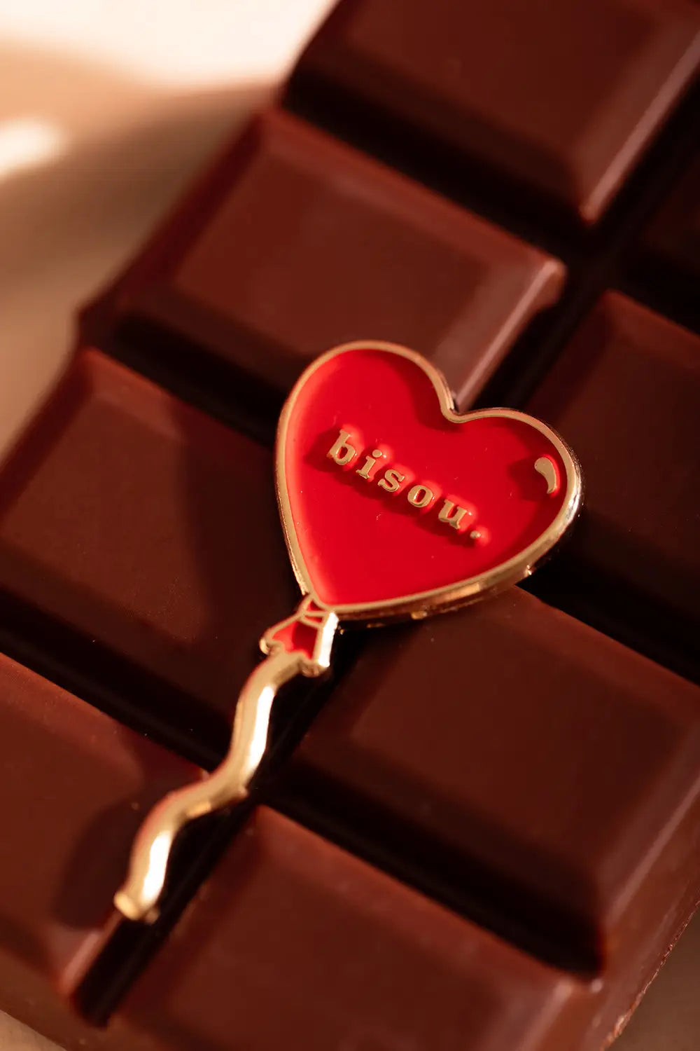all-the-ways-to-say-bisou-pin-s-c-ur-rouge-mail-dor image 3