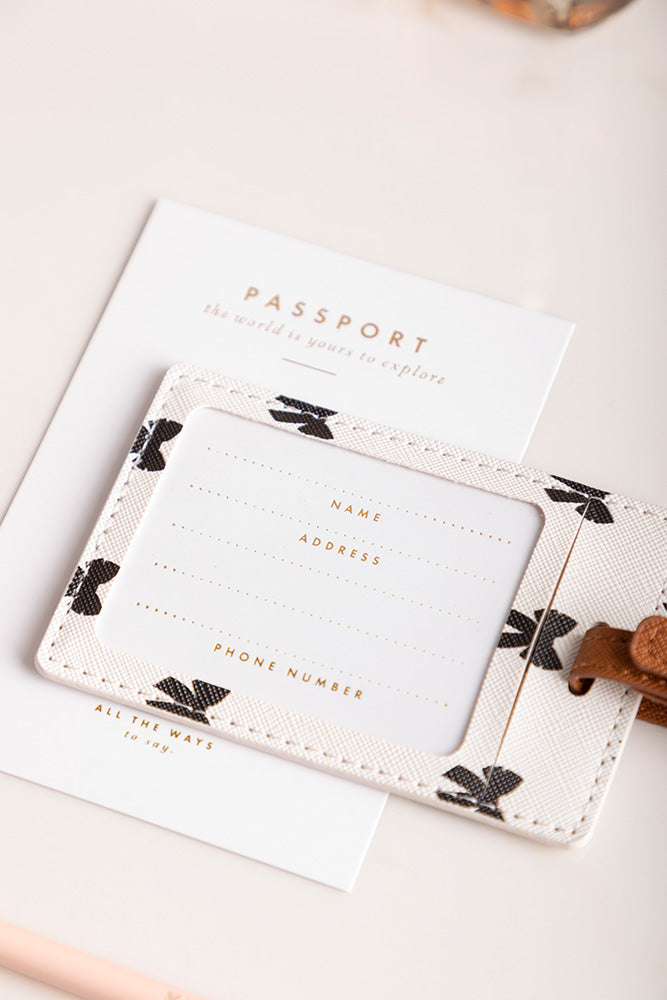 all-the-way-to-say-black-bow-kit-voyage-cuir-passeport image 3