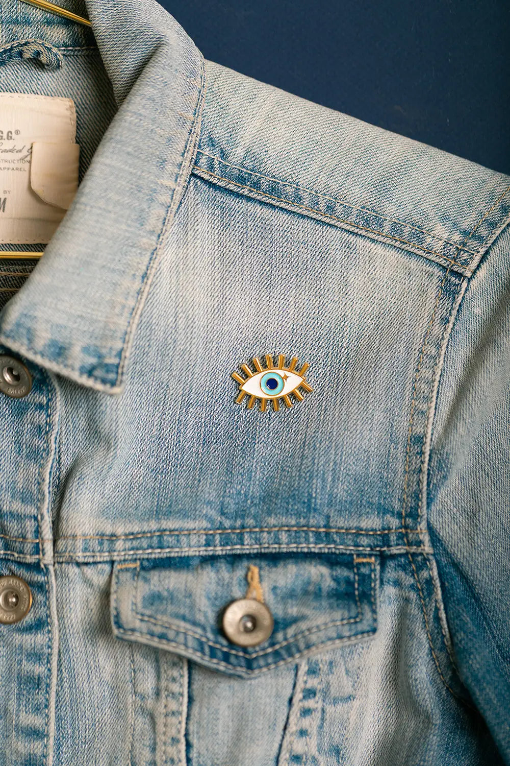 all-the-way-to-say-blue-eye-pin-s-il-bleu-dor-29-mm image 3