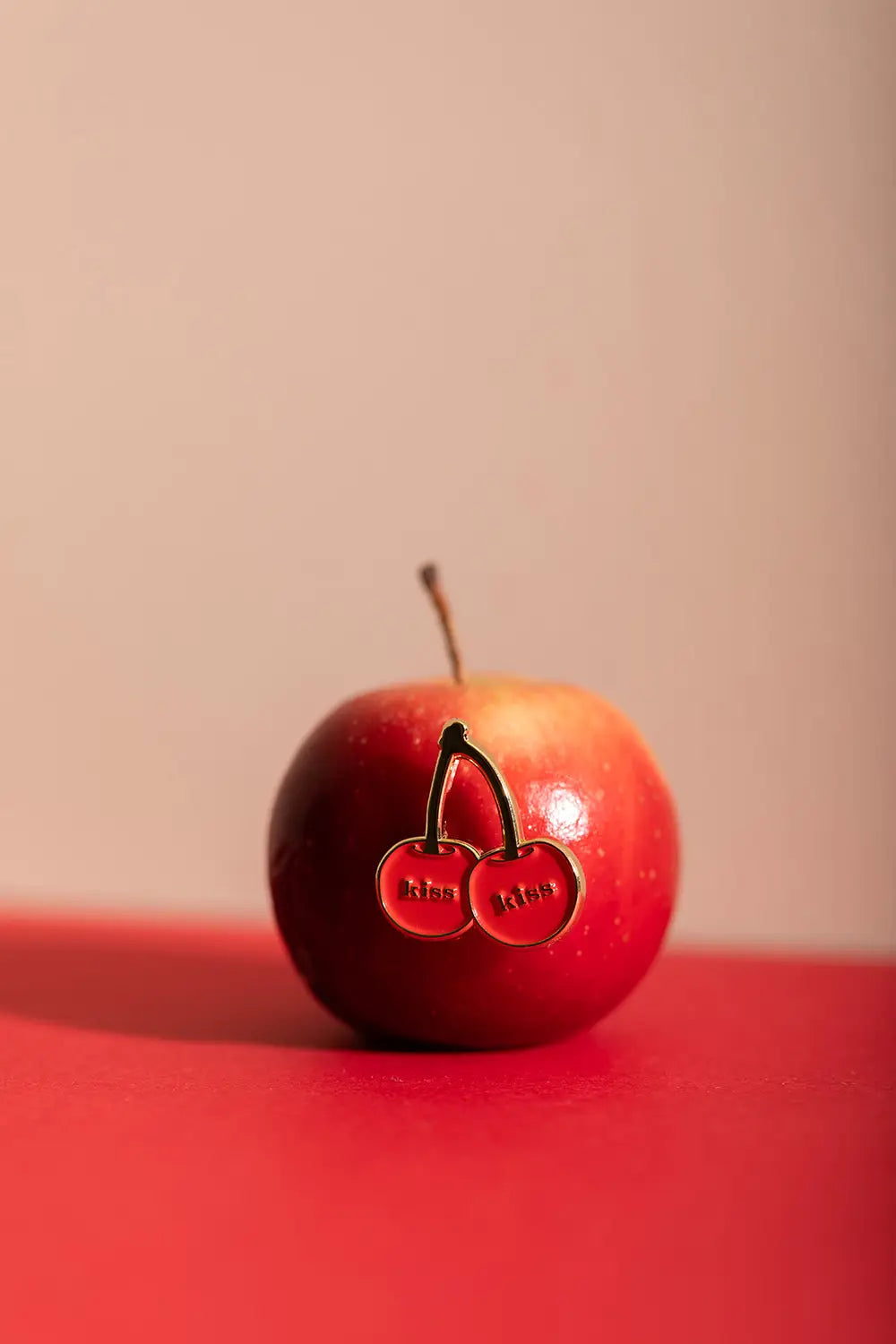 all-the-ways-to-say-kiss-kiss-pin-s-cerises-mail-dor-23-mm image 2
