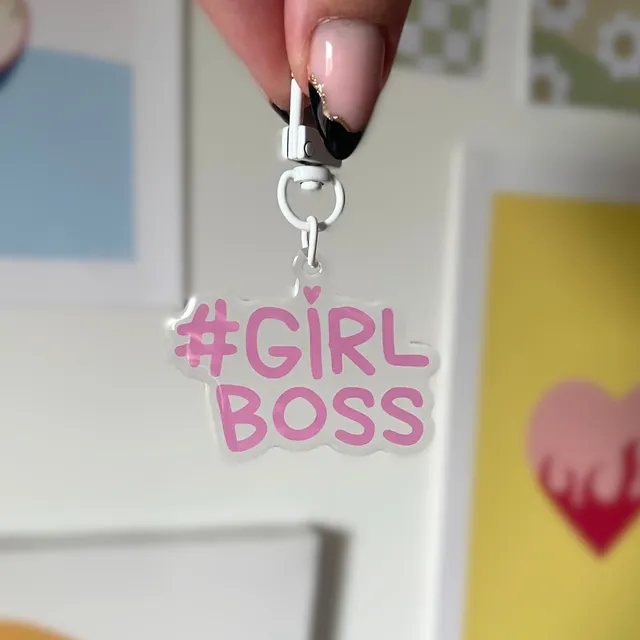 atelier-naholi-porte-cl-girlboss-porte-cl-s-acrylique-4-5-cm image 1