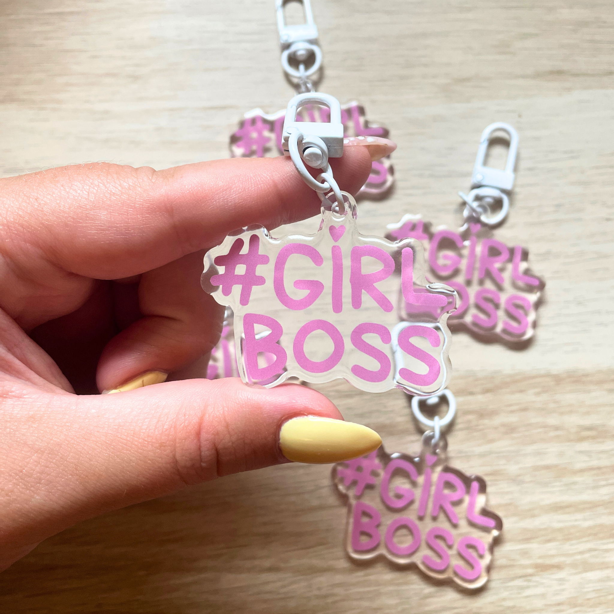 atelier-naholi-porte-cl-girlboss-porte-cl-s-acrylique-4-5-cm image 3