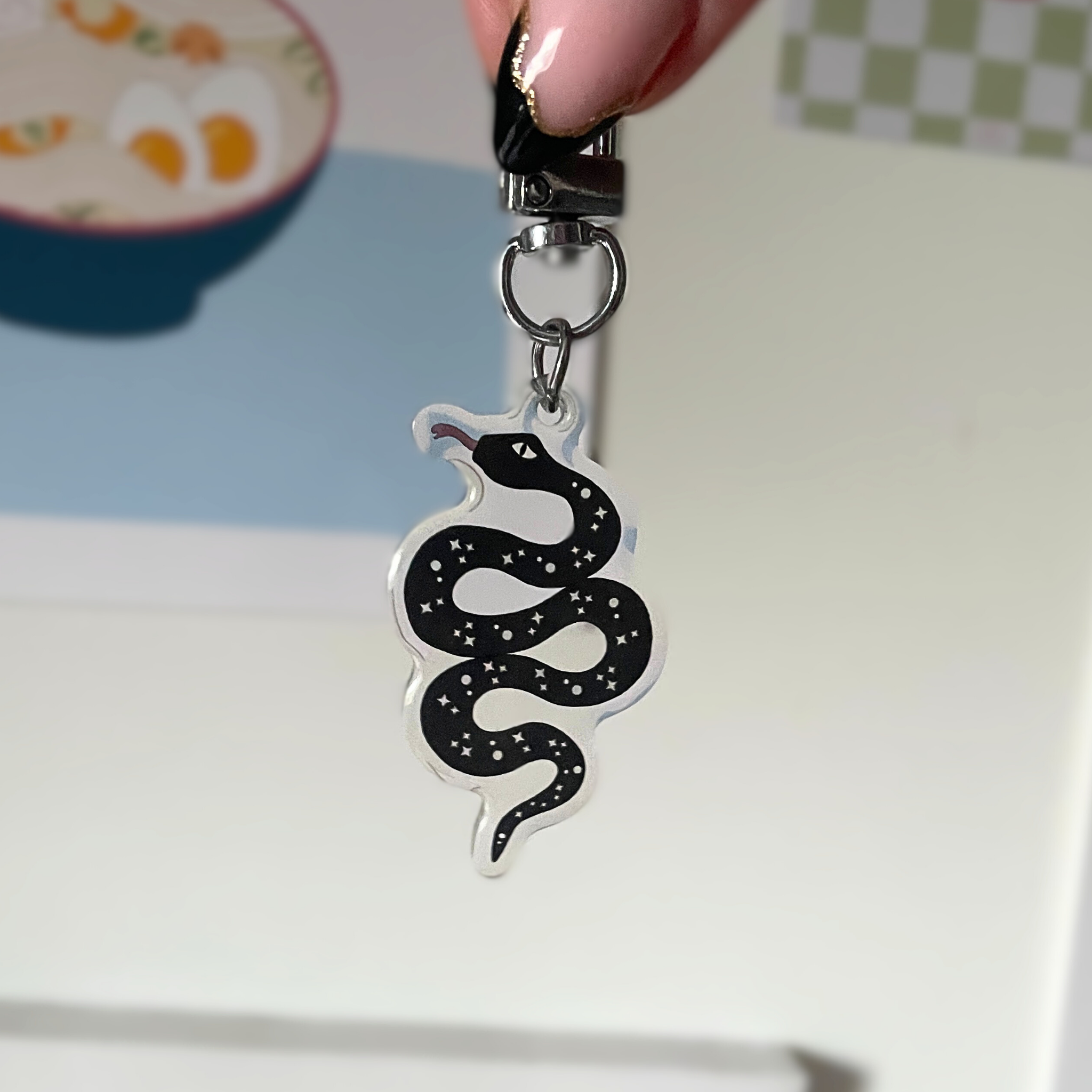 atelier-naholi-porte-cl-serpent-noir-acrylique-4-5-cm image 2