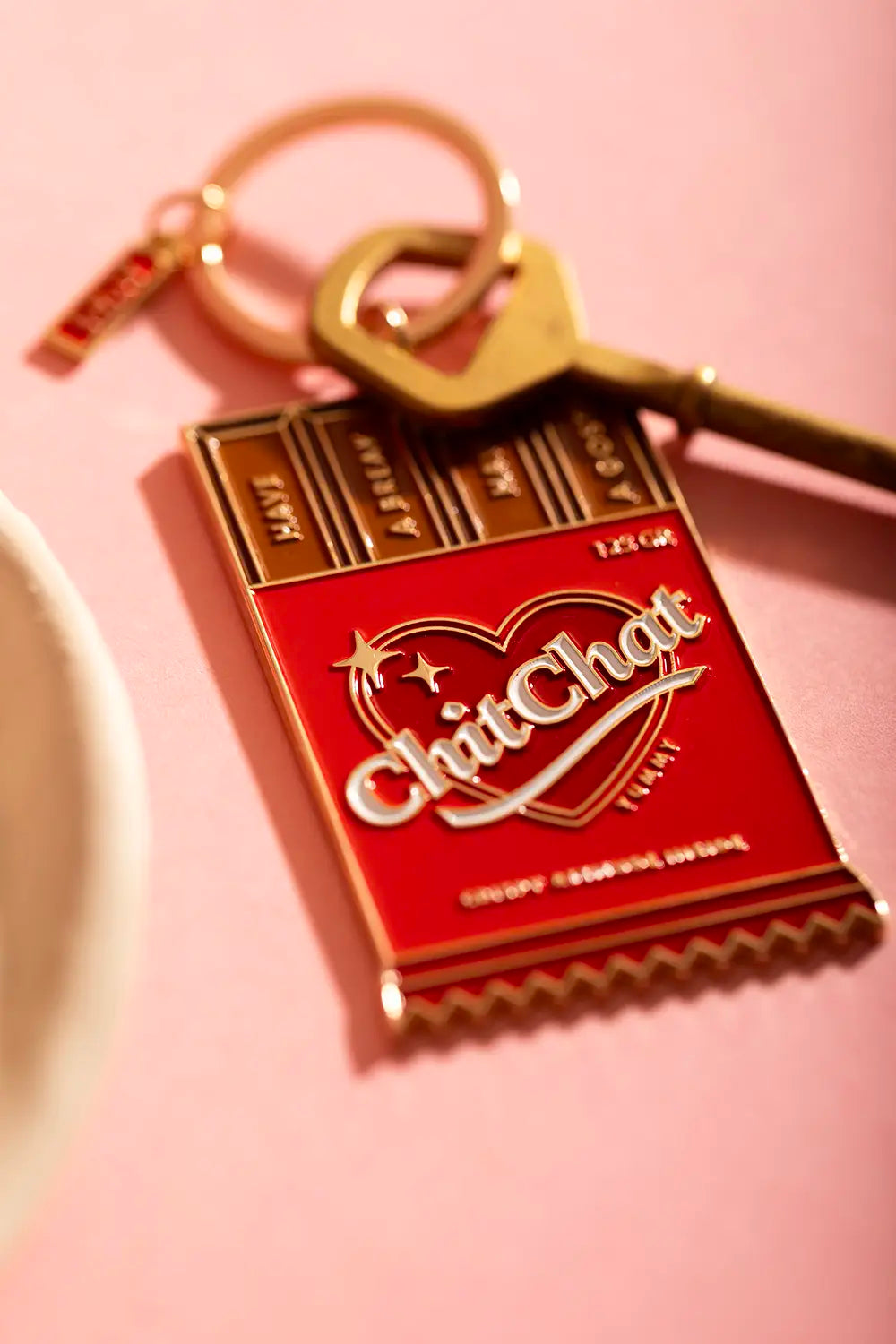 all-the-ways-to-say-chit-chat-porte-cl-s-chocolat-dor-69-mm image 2