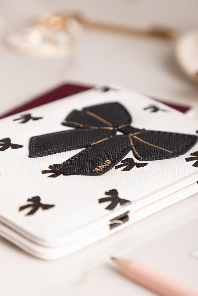 all-the-way-to-say-black-bow-kit-voyage-cuir-passeport image 5