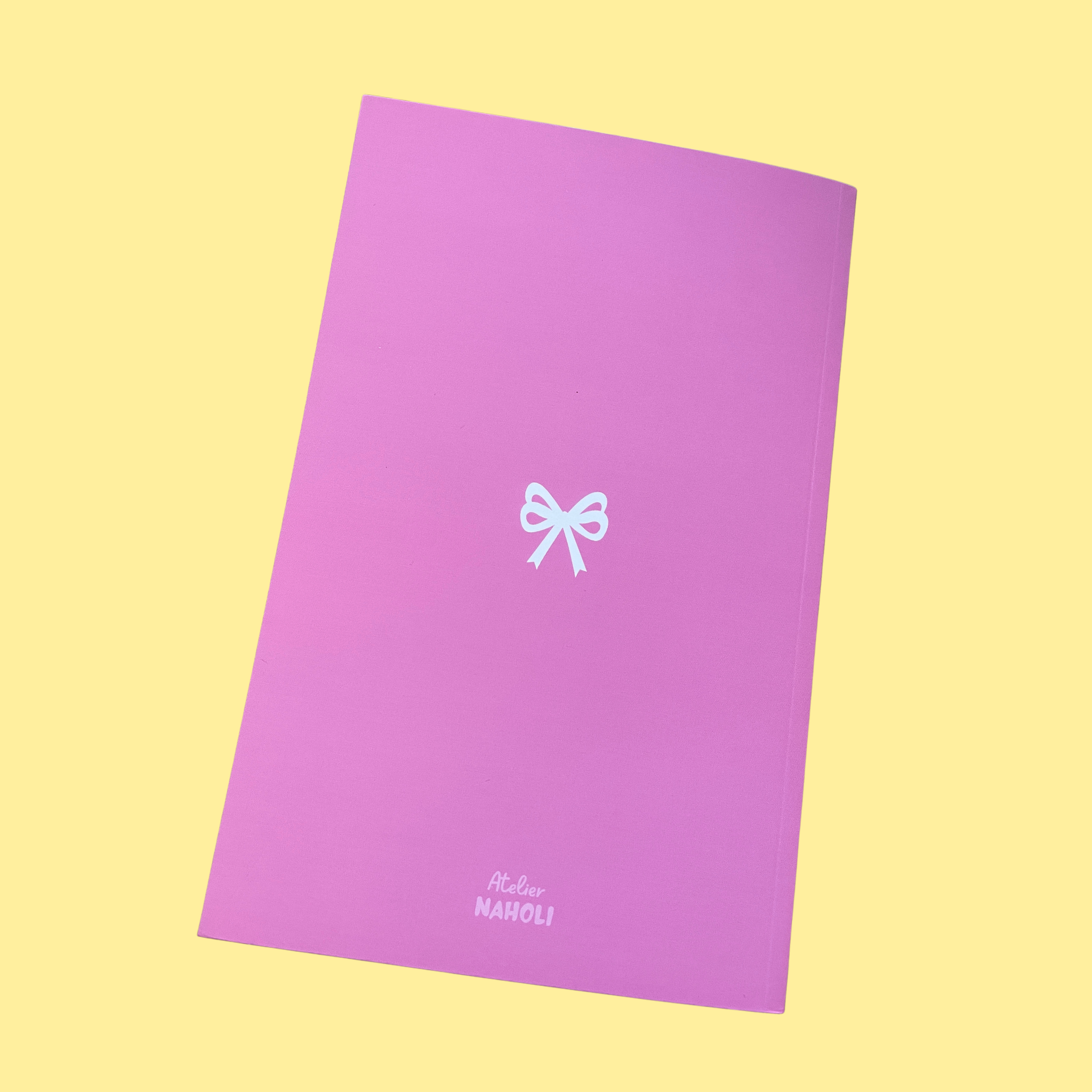 atelier-naholi-ce-carnet-appartient-une-bombasse-carnet-a5-lign image 2