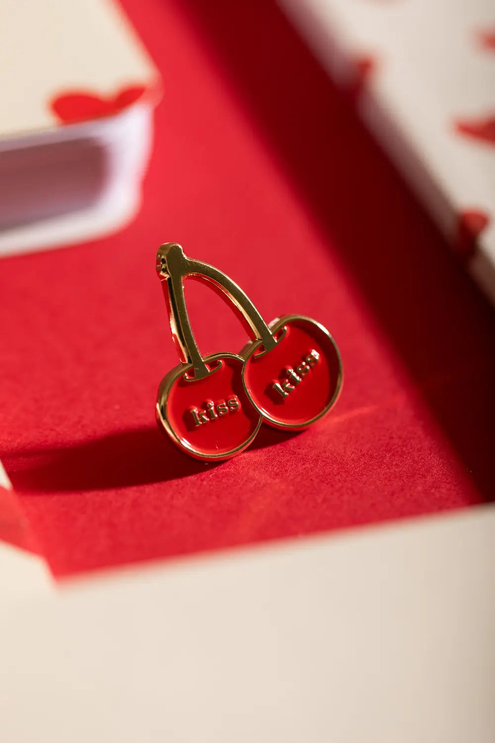 all-the-ways-to-say-kiss-kiss-pin-s-cerises-mail-dor-23-mm image 4