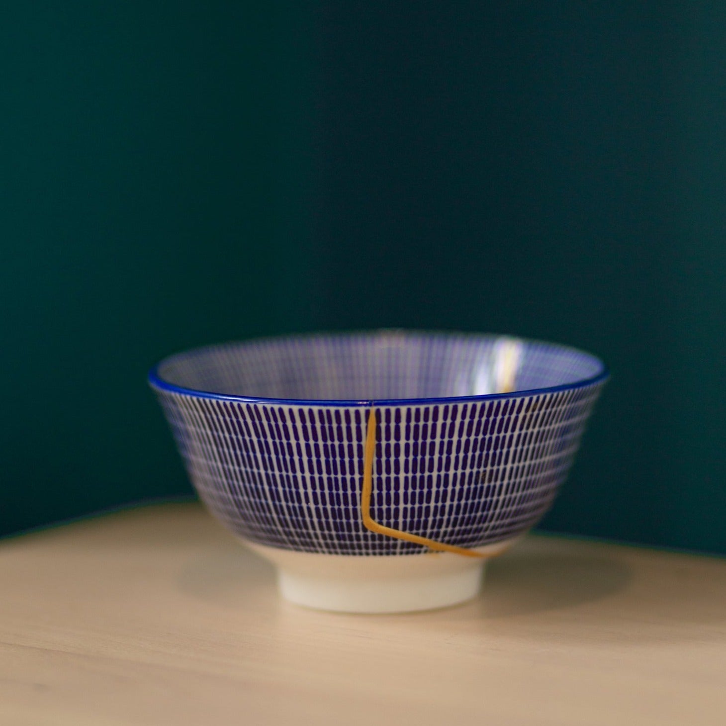 mora-approved-collection-kintsugi-kit-bol-porcelaine-rayures-or image 4