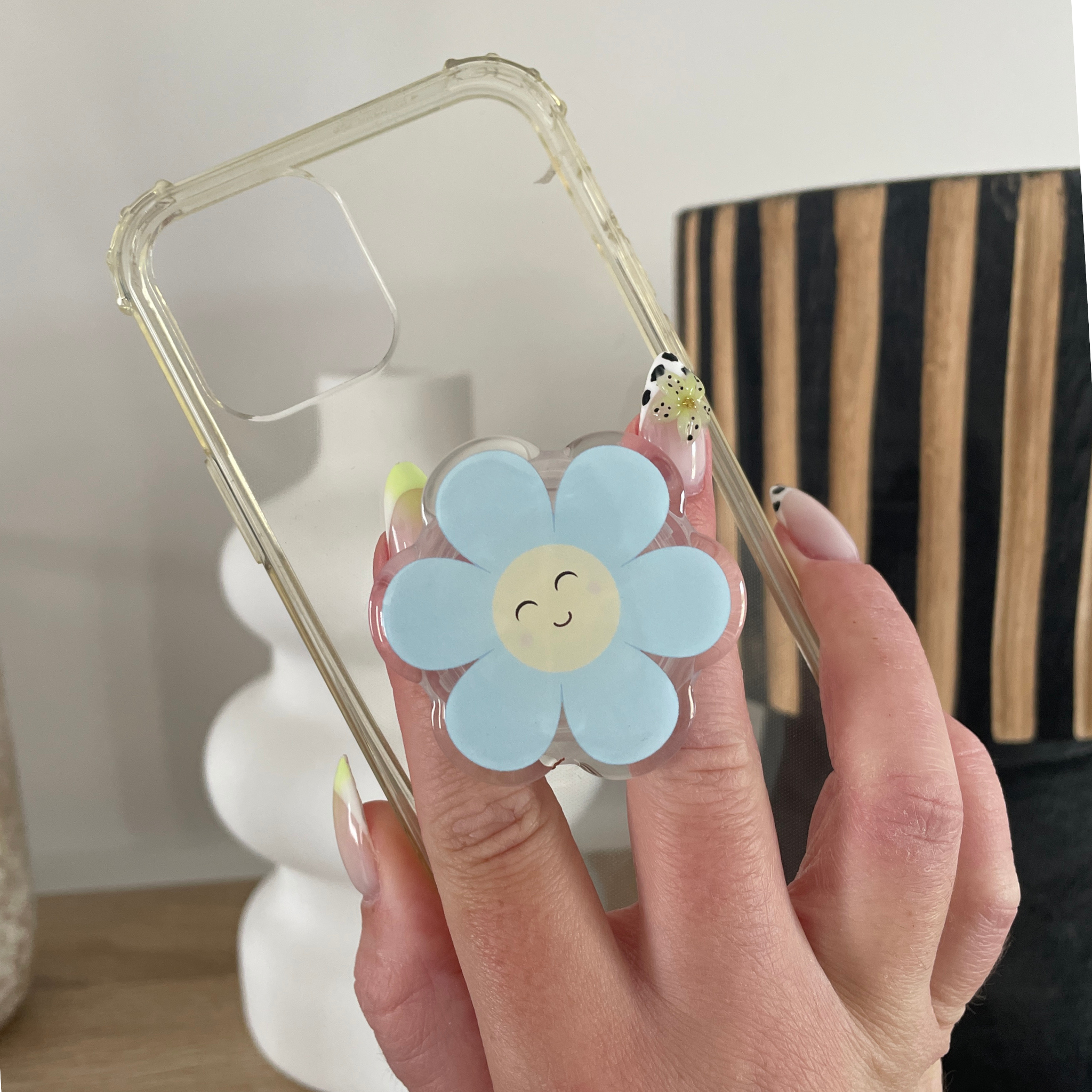 atelier-naholi-marguerite-phone-grip-daisy-bleu-5-cm image 2
