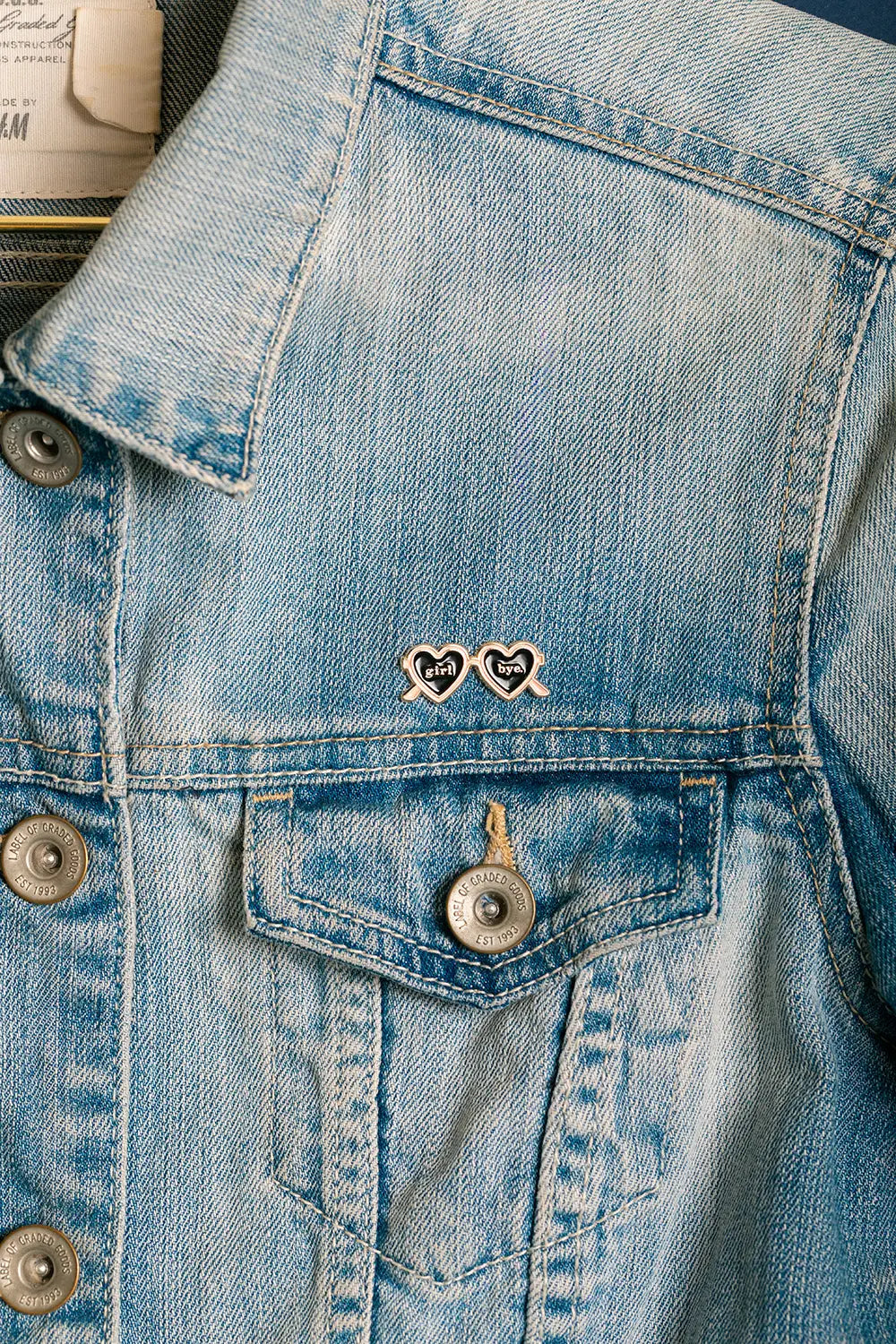all-the-ways-to-say-girl-bye-pin-s-lunettes-coeur-rose-dor image 3