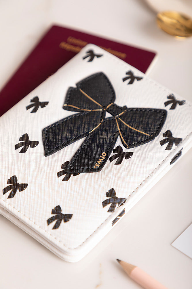 all-the-way-to-say-black-bow-kit-voyage-cuir-passeport image 2