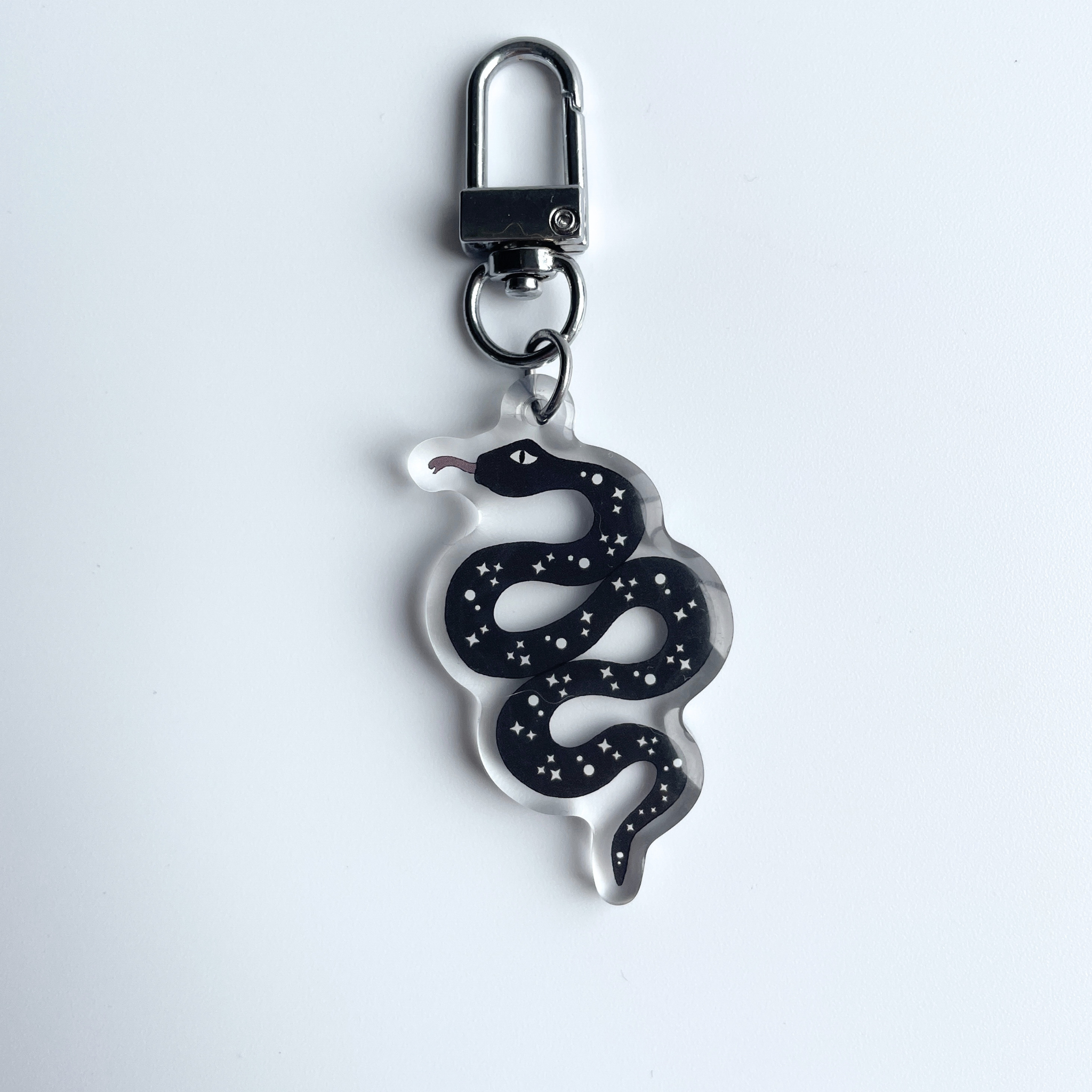 atelier-naholi-porte-cl-serpent-noir-acrylique-4-5-cm image 1