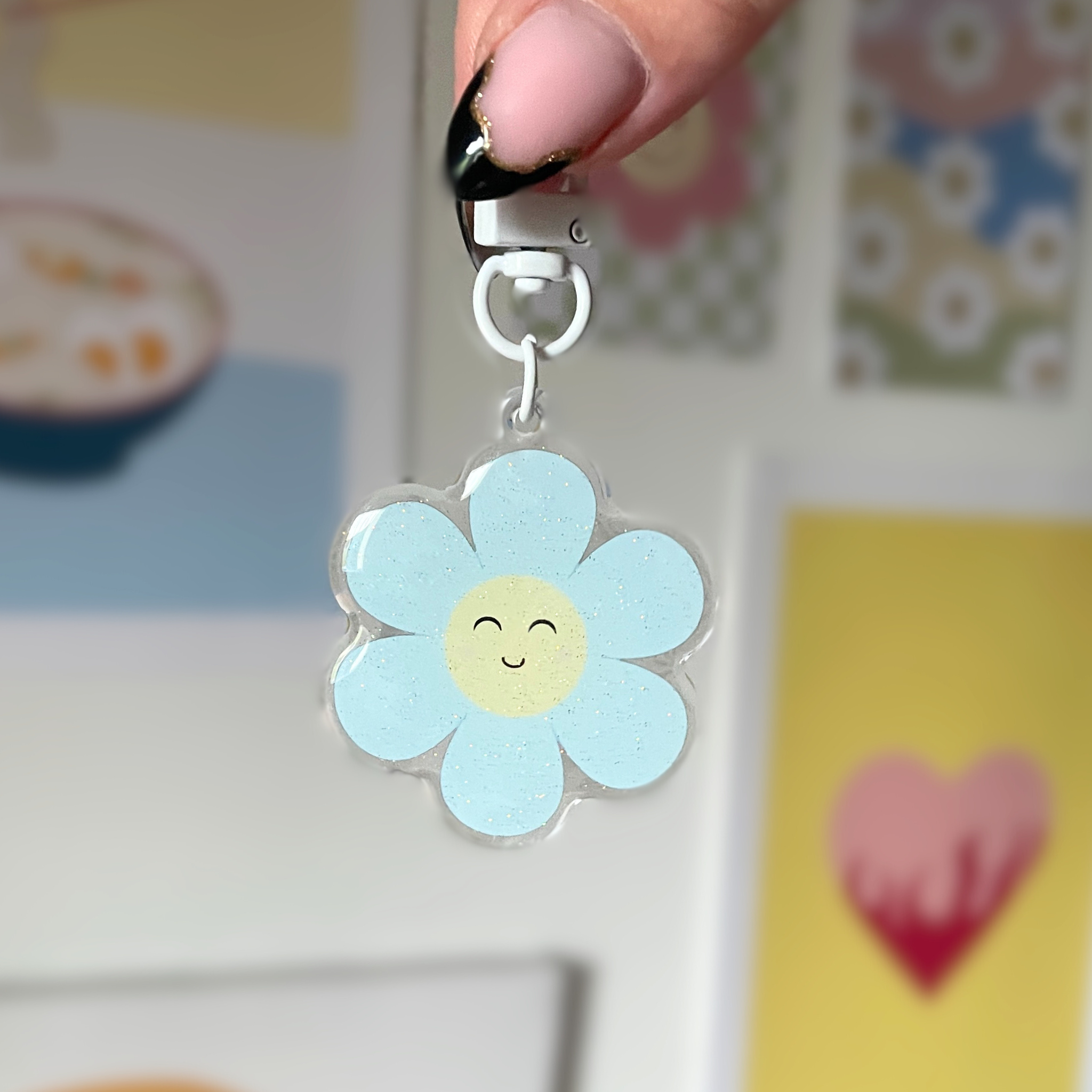 atelier-naholi-marguerite-daisy-porte-cl-acrylique-bleu-5-cm image 2