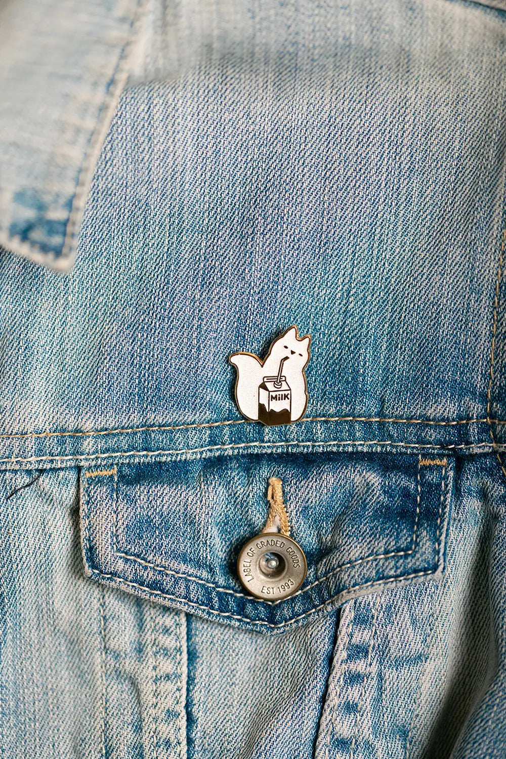 all-the-ways-to-say-cat-milk-pin-s-chat-lait-dor-26-mm image 3