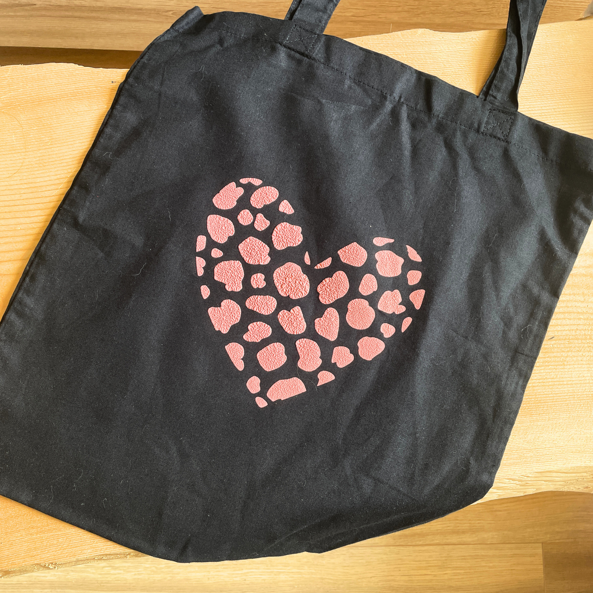 atelier-naholi-tote-bag-coeur-rose-l-opard-sac-noir-imparfait image 2