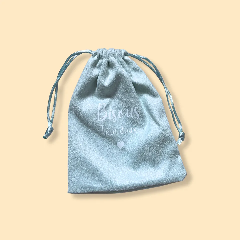 atelier-naholi-bisous-tout-doux-pochon-velours-bleu-12x16-cm image 1