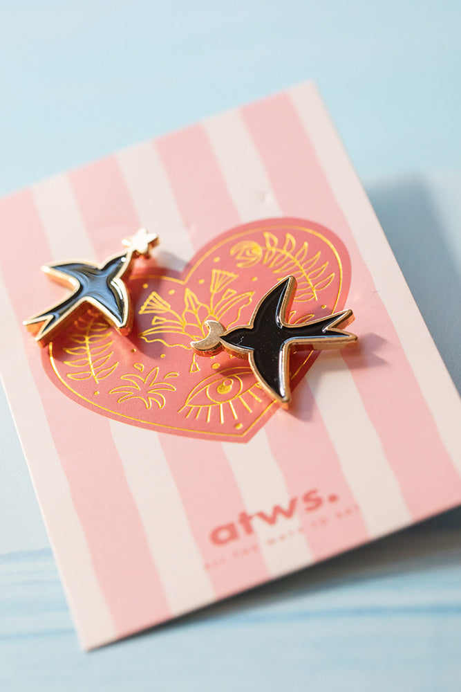 all-the-way-to-say-pin-s-swallows-duo-hirondelles-dor-mail image 2
