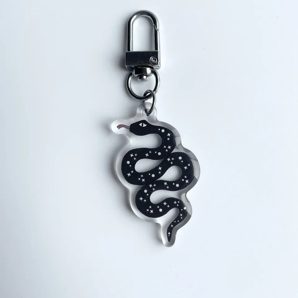 atelier-naholi-porte-cl-serpent-noir-acrylique-4-5-cm image 1