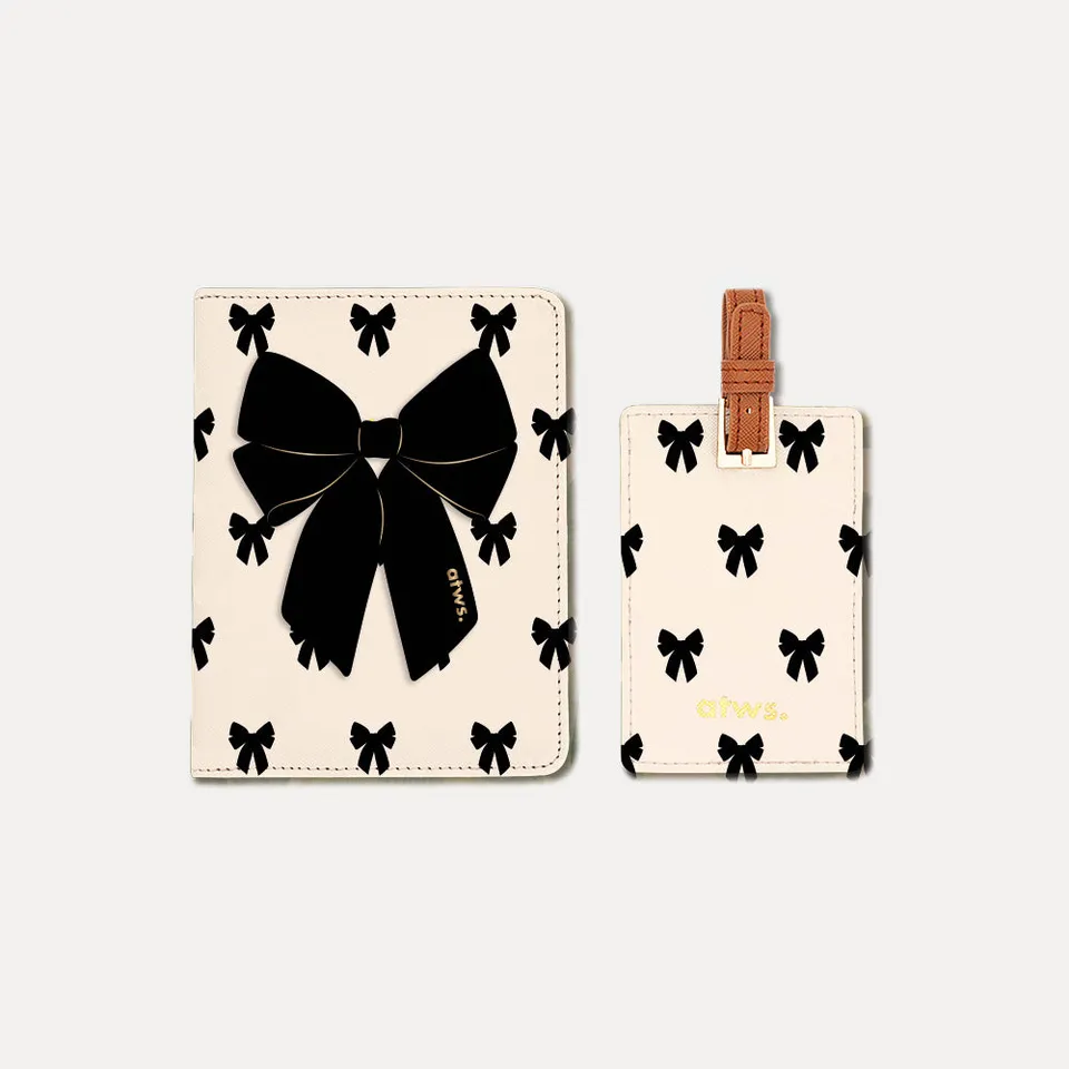 all-the-way-to-say-black-bow-kit-voyage-cuir-passeport image 1