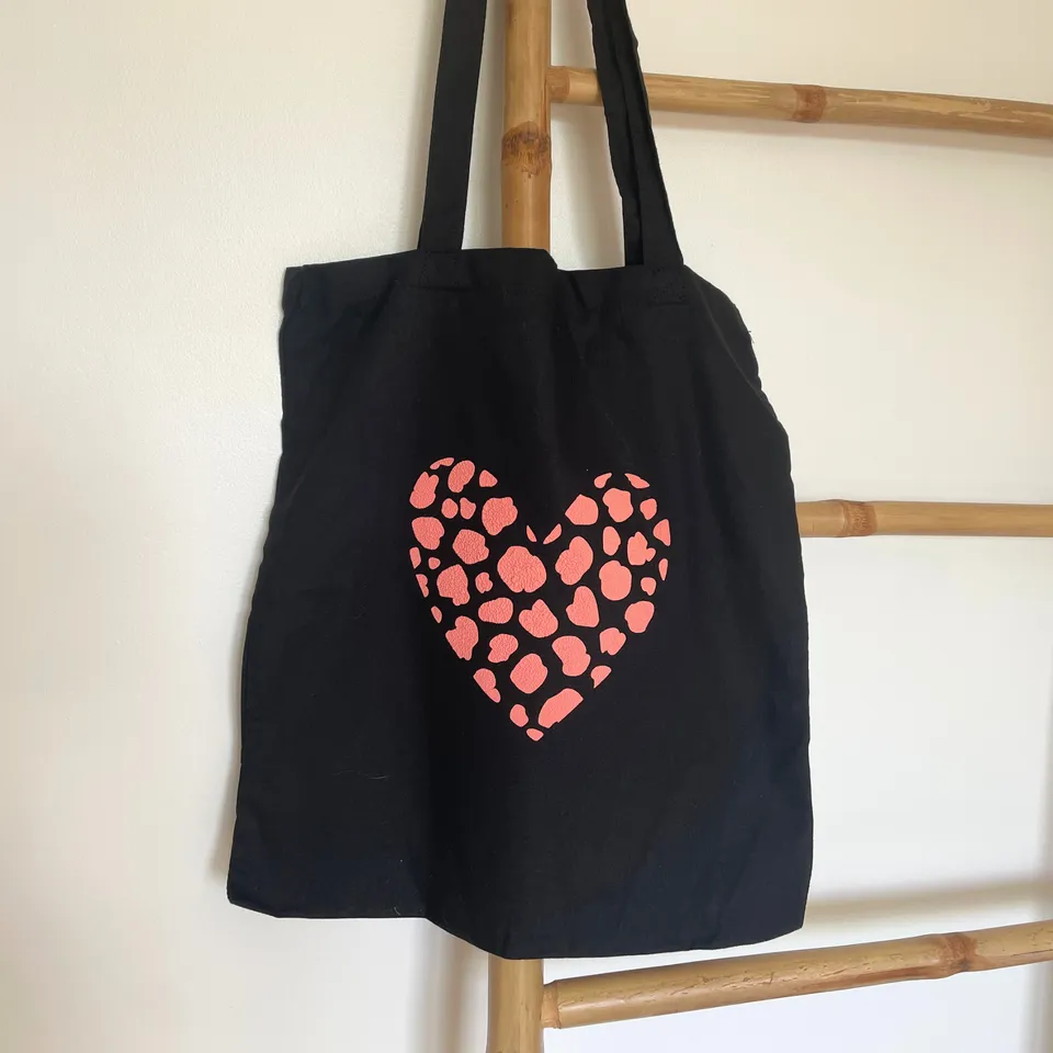 atelier-naholi-tote-bag-coeur-rose-l-opard-sac-noir-imparfait image 1