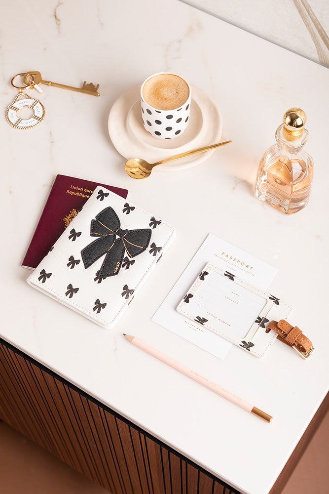 all-the-way-to-say-black-bow-kit-voyage-cuir-passeport image 4