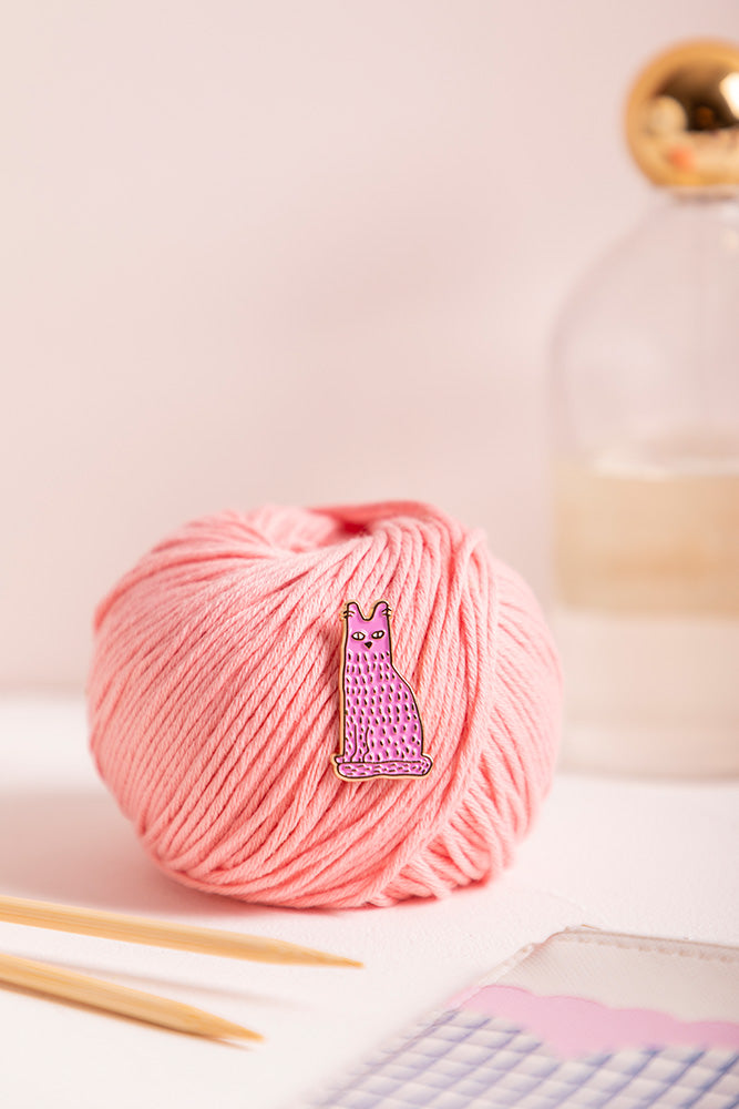 all-the-way-to-say-holly-the-cat-pin-s-chat-dor-23-mm image 3