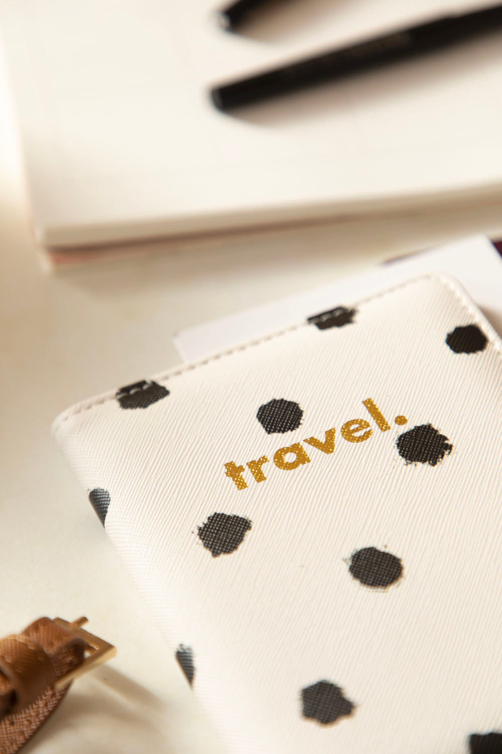 all-the-ways-to-say-painted-dots-set-voyage-passeport-pois image 5