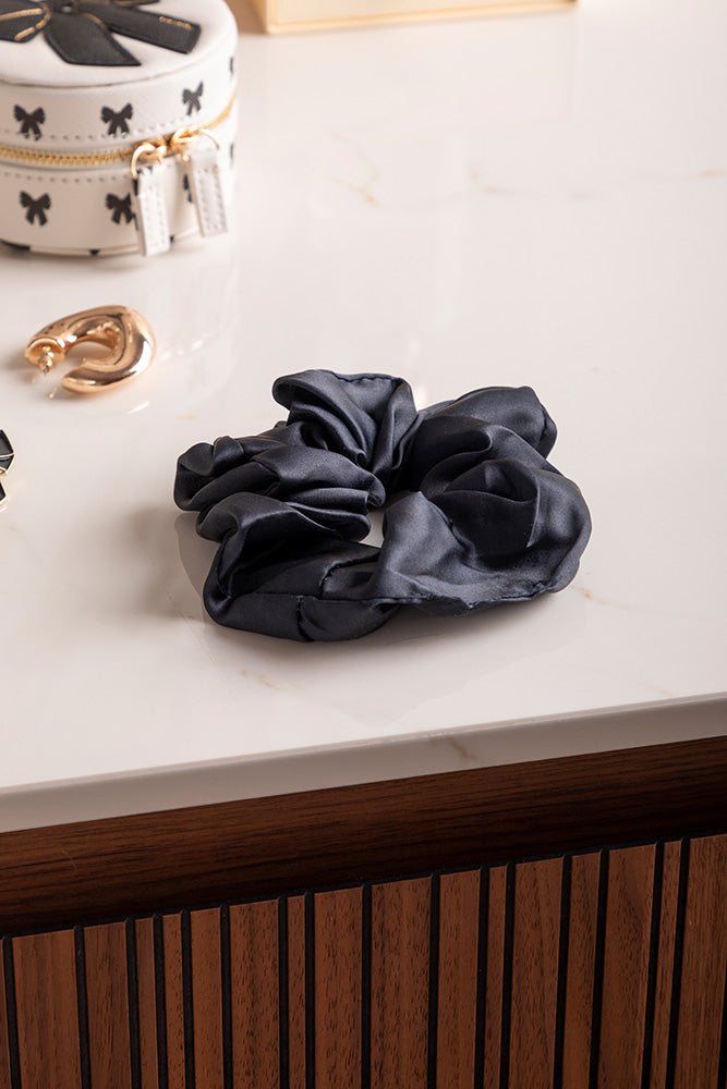 all-the-ways-to-say-black-bow-duo-chouchous-noir-ruban image 3